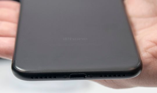 Nope, ingen mini-jack. Ifølge Phil Schiller handler det om å være modig nok til å kutte ut den eldste nålevende kontakten.
