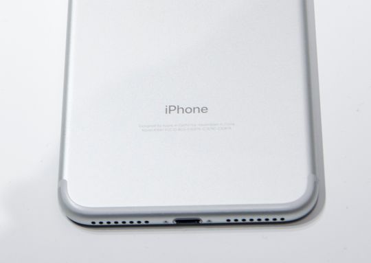Heller ikke den store iPhone-modellen har hodetelefonkontakt.