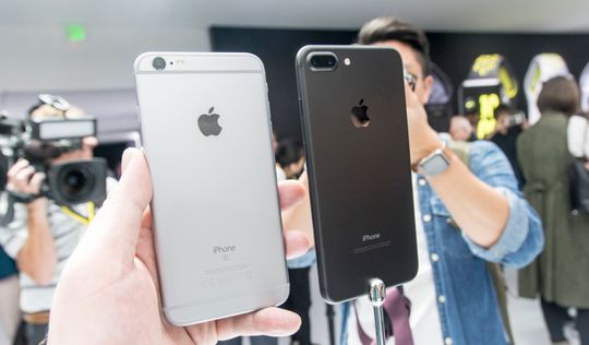 iPhone 6S Plus til venstre, iPhone 7 Plus til høyre.