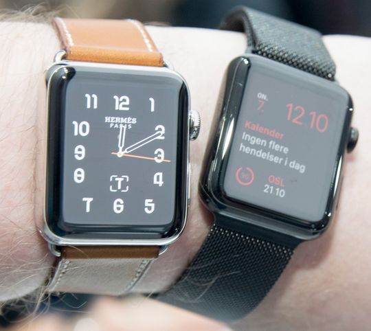 En ny Apple Watch ved siden av en gammel. Den gamle blir ikke like lyssterk, men her sto den også på lavere innstilling - en ting jeg gjerne gjør for å strekke batteritiden lengst mulig.