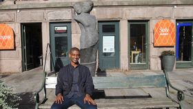 Aman Mender startet sin første bedrift allerede på videregående skole, der han fikset PC-er for sine kunder. Han har jobbet som utvikler for andre, men den unge gründeren vil helst jobbe med egne ideer.