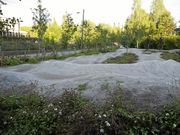 FORESLÅS FLYTTET: Pumptrackbanen, som kostet 460.000 kroner og ble åpnet i mai i fjor, er en del av Generasjonsparken. I bakgrunnen ser du Petanque-banen med sitteplasser rundt. Før sommeren ble også Tufteparken, med treningsapparatene til nærmere 506.000 kroner, samt skulpturen «Hjerterom» åpnet.