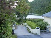 HER KAN DET BLI EN BRO: Her, ytterst på Tangen, foreslår kommunen å lage en av de to broene over Kolbotnvannet.