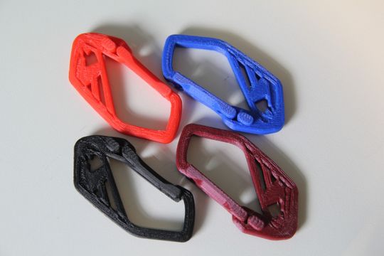 Karabinkroker med fungerende hengsel. Rød i ABS, blå i PETG (ble supersterk og er svakt tøyelig slik at den ikke knekker), svart i karbonfiber og rødbrun i vanlig PLA.