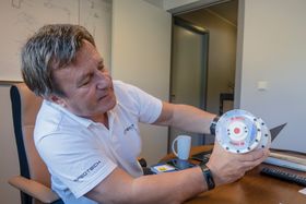 Modellen: For å demonstrere prinsippet har Otechos fått 3D-printet en modell som Hauge viser oss.