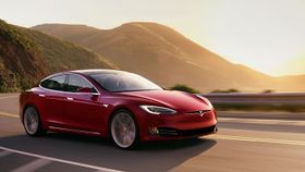 Tesla selger allerede elbiler med lang rekkevidde. De er også langt fremme på tilgjengelig autonomi.