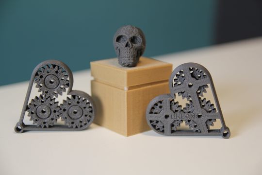 Hjerter med spinnende tannhjul og skalle i Magnetic Iron, liten eske i Wood.