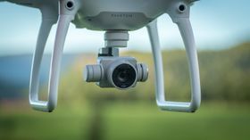 Kameraet som er festet til en drone er å regne som overvåkningskamera, mener den svenske retten som står bak dommen.