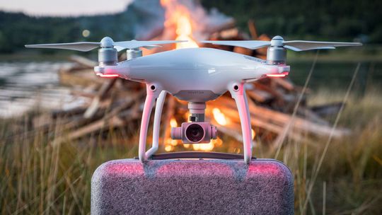 Med Phantom 4 har DJI droppet de fargerike stripene og valgt et glatt, hvitt design.