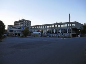 SKAL TROLIG RIVES: Det er planer om en massiv utbygging som skal erstatte Sentrumsbygget på Kolbotn på sikt.