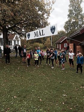 I FJOR: Slik så det ut ved målgangen på løpet i fjor. I år håper arrangøren på enda flere deltagere!