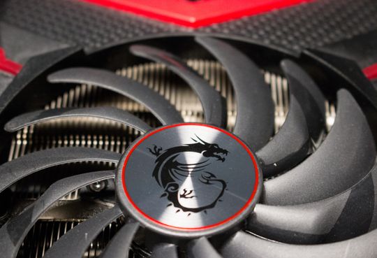 To 95 millimeter brede Torx 2.0-vifter tar seg av kjølejobben. Disse slår seg helt av når du ikke spiller.