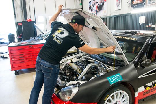 Både rally- og rallycross-bilen i PSRX har beskjedne fire sylindre under panseret.