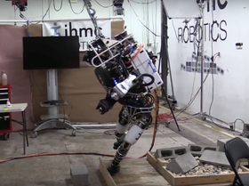 Etter cirka et halv minutt må roboten gi opp.