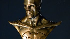 Byste av Batman i bronse. Modellen er ikke brent, bare polert.