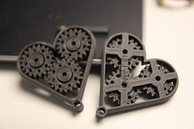 Hjerter skrevet på Wanhao Duplicator i3 V2.1, med filamentet Magnetic Iron fra Proto-Pasta. Høyere egenvekt enn vanlig PLA, men åpenbart er dette stadig mest plast.