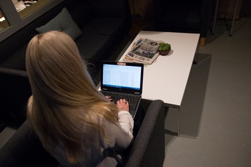 Å klistre over kameraet på laptopen sørger for at ingen kan overvåke deg gjennom det.