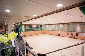Det oppfordres til fysisk fostring om bord. I denne gymsalen kan mannskapet spille ball, ta spinningtimer og drive sirkeltrening.