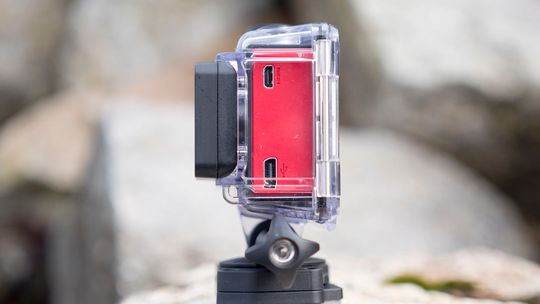 Av en eller annen grunn har Garmin valgt Mini-USB som ladekontakt på Virb Ultra 30.