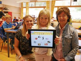 STORFORNØYD: Pernille Juelsen (6) fra Østli skole synes det er kjempegøy å gjøre lekser på ipad. Her er hun sammen med kontaktlærer Ingvild Starheim og rektor Wenche Vabro.
