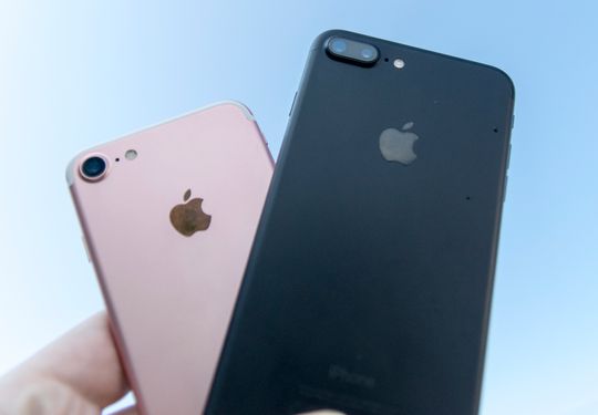 iPhone 7 Plus har større batteri og en ganske spesiell kameraløsning. En separat test av det som er spesielt for den store modellen kommer rett over helgen. De to har likevel så mye til felles at den har blitt brukt sammen med den vanlige utgaven for å sikre denne testen best mulig.
