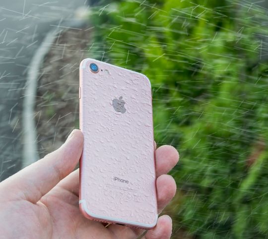 Tette telefoner tåler ikke nødvendigvis alt. Det må som regel betraktes mer som en forsikring enn som en garanti mot at det går galt. Derfor var det en smule nervepirrende å spyle iPhone 7 før testen var ferdig. Men den klarte seg fint.