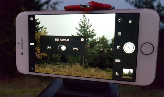 Med tredjeparts programvare, så som Adobe Lightroom, kan du hente ut råfiler direkte fra kamerabrikken i iPhone 7.