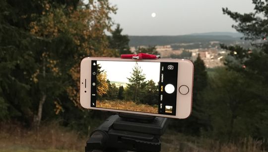 iPhone 7 i skumring. Fotografert med håndholdt iPhone 7 Plus.