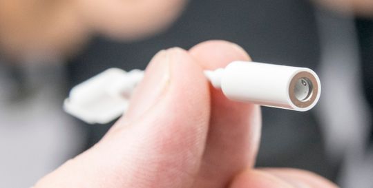 Adapteren fra Lightning til minijack er knøttete av seg og merkes knapt på hodetelefonkabelen. Men hvor holdbar er den?