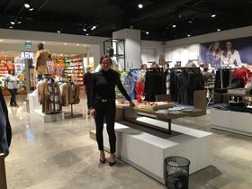 STOLT: Mye hardt arbeid ligger bak butikken som Barbro Ottesen Muri nå har etablert på Vinterbro senter.