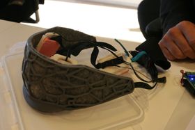 Tenkehatten er 3D-printet med et utseende valgt mest av hensyn til praktisk struktur, og fleksibilitet for plassering av elektrodene, elektronikk og batteri på innsiden.