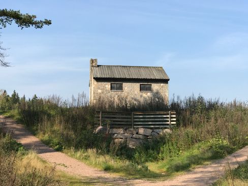 Det litt større, eller i hvert fall nærmere, huset på prærien. 2x zoom.