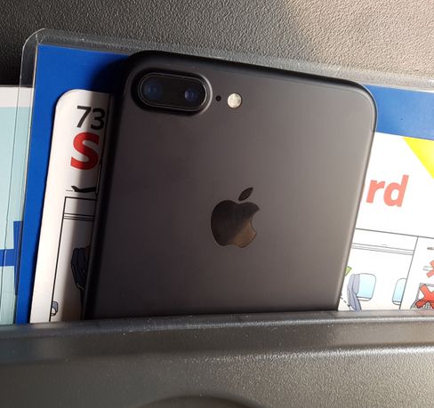 iPhone 7 Plus er både pen i tøyet og tynn. Designen begynner å dra på åra, men det er enklere å se at Plus-modellen er ny på grunn av det doble kameraet bak.