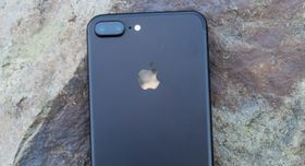 Lydene skal visstnok komme fra baksiden av mobilen.