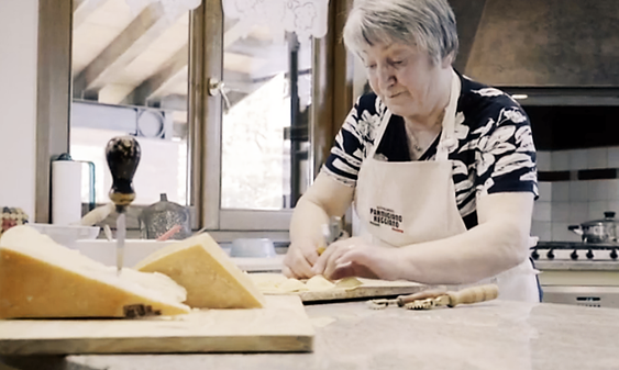 Adriana Salsis i gang med raviolilaging.