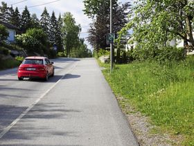 TRAFIKKMÅLER: Det står en trafikkmåler i Holbergsvei, som er et av tiltakene mot grisekjøring i området. Dessverre kjører ikke alle like pent her som denne bilen i 30-sonen-.