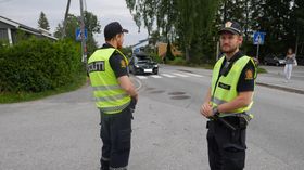 PÅ PATRULJE: Det har vært kontroller i Holbergsvei etter skolestart, og politiet har varslet at dette er en av veiene de kommer til å stå i fremover. Her fra en kontroll foretatt i veien på skolestart.