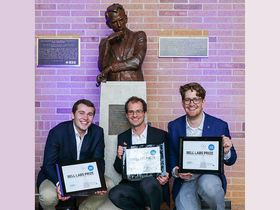 Forskere ved Det tekniske universitet i München, Fabian Steiner, Georg Böcherer, og Patrick Schulte ved en statue av Claude Shannon.