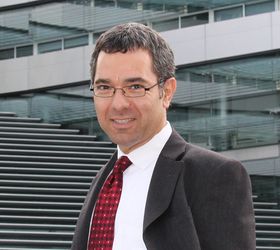 Stanford-foreleser, seriegründer og forfatter Tony Seba mener alle nye biler vil være elektriske innen 2025, og selvkjørende innen 2030.