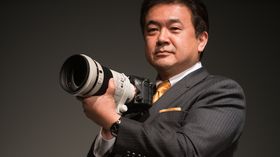 Yosuke Aoki i Sony lanserer A99 II på Photokina.