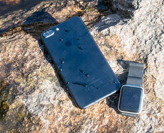 De nyeste iPhone-modellene tåler å bli senket i vann, mens nye Watch tåler en svømmetur. Dermed kan begge trygt være med når du vet det blir vått.