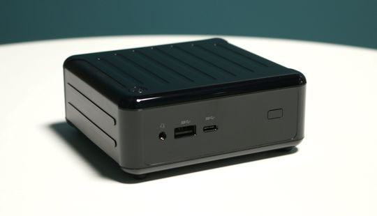 En 3,5 millimeters lydkontakt, en vanlig USB 3.0 og en Type-C USB 3.1 Gen 2 sitter i fronten. Til høyre har vi den infrarøde mottakeren.