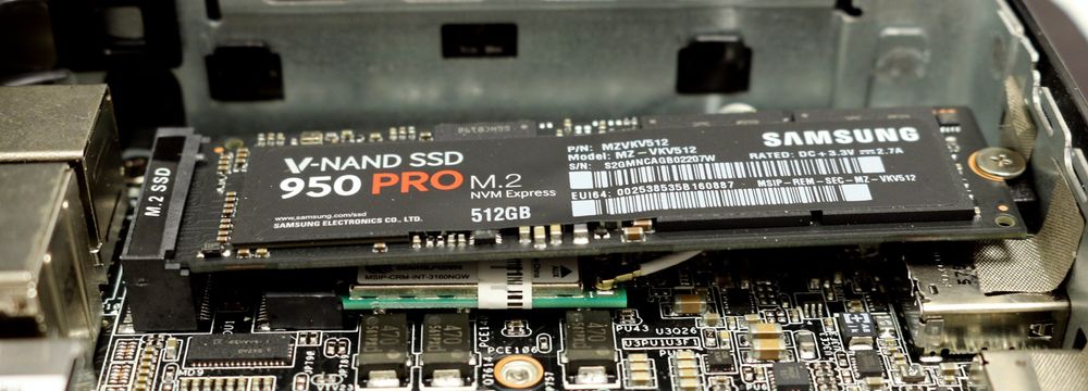 Med en M.2-SSD på plass. Under disken skimter vi nettverkskortet.