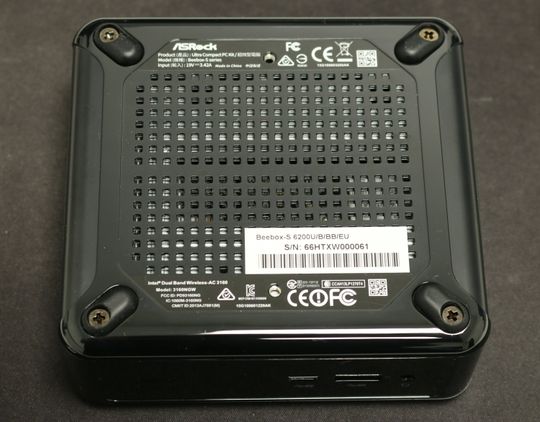 ASRock Beebox-S trekker inn litt luft fra undersiden.