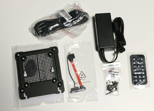 ASRock Beebox-S kommer med det du trenger av skruer og kabler. I tillegg får du VESA-feste og en liten fjernkontroll som eksempelvis kan brukes til å styre en mediesenterapplikasjon.