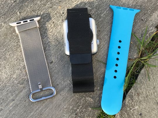 Det finnes en rekke reimvalg til Apple Watch-modellene etter hvert. Til høyre er ett av sportsbåndene i polyuretan, og til venstre er stoffvarianten som følger med sportsutgaven. I midten er den mer påkostede, og kostbare, Milanese Loop.