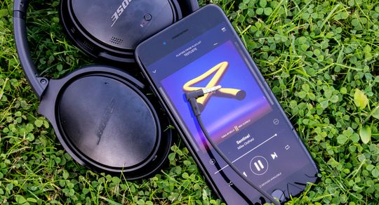 Bose QC35 trenger i utgangspunktet ikke tråd for å spille musikk med god lydkvalitet og demping. De kablede hodetelefonene gir bedre lyd, men kanskje er det likevel på tide å legge kabelen fra seg på farten.