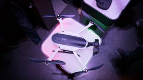 Gimbalen er plassert foran, istedet for under dronen, slik at propellene ikke skal synes i bildet selv om vi flyr raskt.
