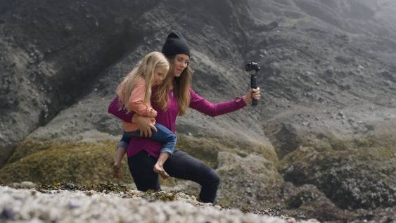 Ved å koble gimbalen til en egen håndkontroll, kan vi bruke den til å stabilisere bilder også når vi ikke flyr.
