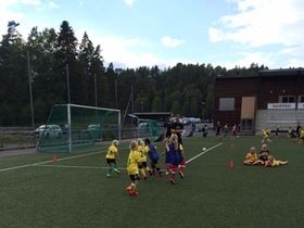 JENTENE I AKSJON: Her spilles det interncup!